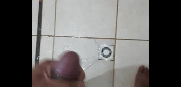  Masturbando bem gostoso no banho